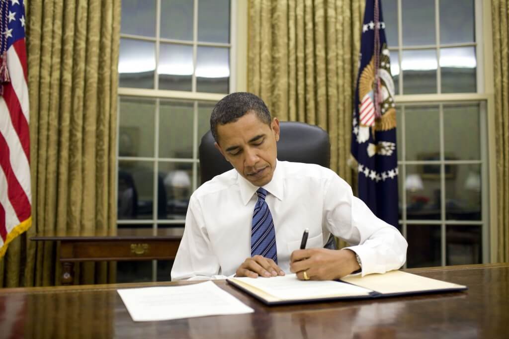 obama signing 1024x682 Obama could nullify the 2nd Amendment