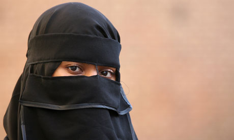 Woman-in-muslim-attire-Lo-007